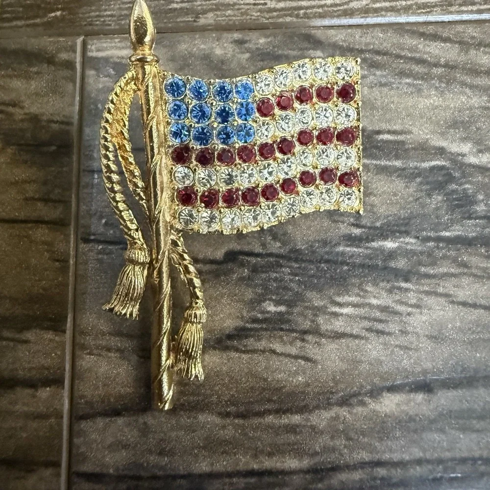 Vintage Signed JJ American Flag Brooch Rhinestone Patriotic USA Pin Gold‎ Tone